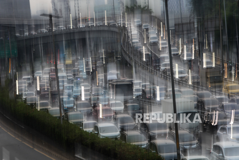 Sejumlah kendaraan terjebak kemacetan saat melintasi tol dalam kota dan Jalan Gatot Subroto di Jakarta, Selasa (21/5/2024). Pemerintah Provinsi DKI Jakarta berencana menerapkan kebijakan pembatasan usia dan kepemilikan kendaraan bermotor sebagai bagian dari upaya mengatasi polusi udara dan kemacetan di Jakarta.