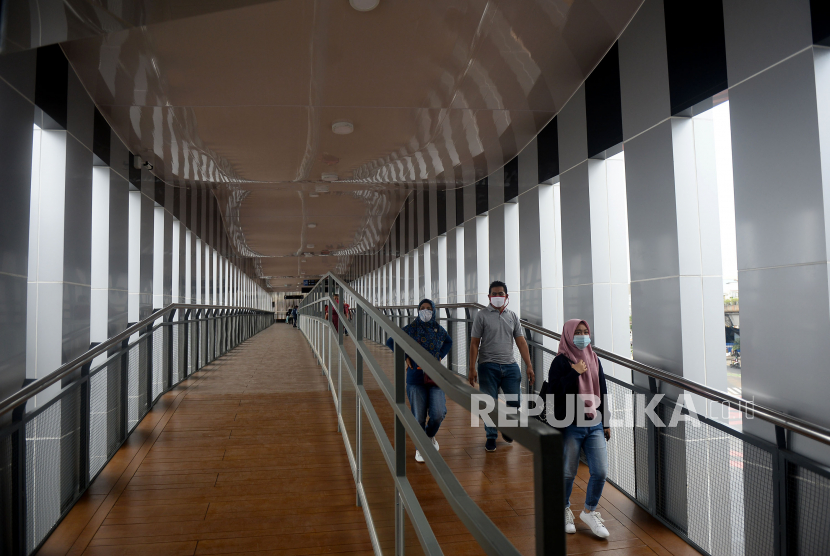 Pejalan kaki melintas di Jembatan Penyebrangan Orang (JPO) Senen, Jakarta, Ahad (22/11). JPO yang terintegrasi dengan halte Transjakarta tersebut saat ini sudah dapat dilalui para pejalan kaki.Prayogi/Republika.