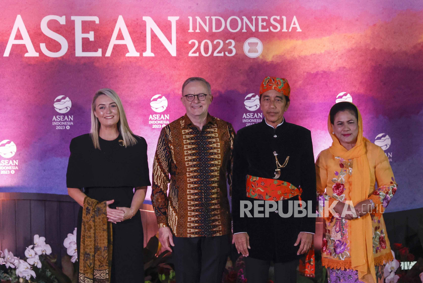 Presiden RI Joko Widodo (kedua dari kanan) menyambut Perdana Menteri Australia Anthony Albanese (kedua dari kiri) saat tiba untuk jamuan makan malam di KTT ASEAN di Jakarta,  6 September 2023