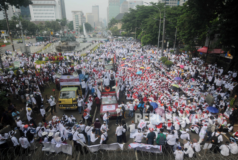 Sejumlah tenaga kesehatan, termasuk dokter saat menggelar aksi di kawasan Patung Kuda Arjuna Wiwaha, Jakarta Pusat, Senin (8/5/2023). Aksi damai tersebut salah satunya menolak RUU Kesehatan.