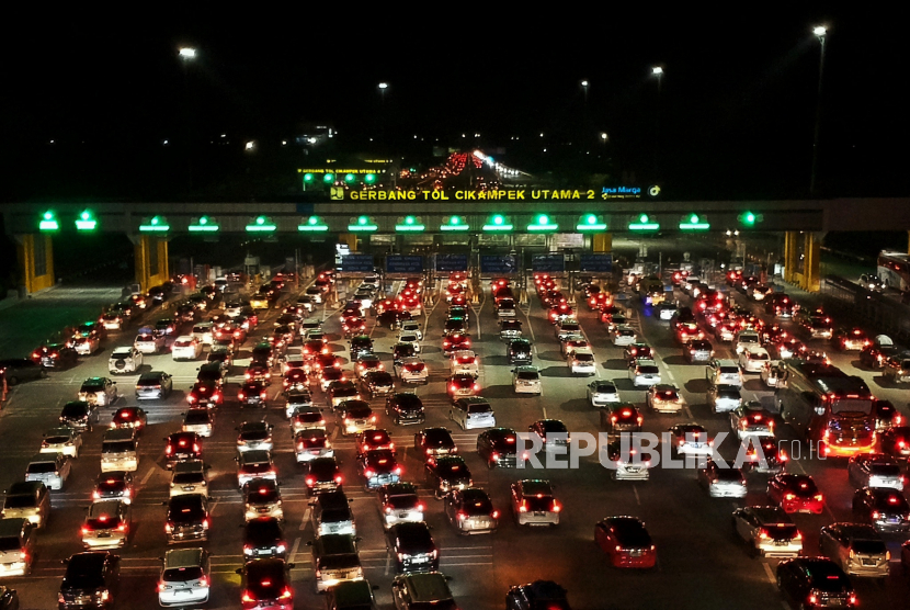 Foto aerial antrean kendaraan saat arus balik libur di Gerbang Tol Cikampek Utama, Selasa (25/4/2023). 