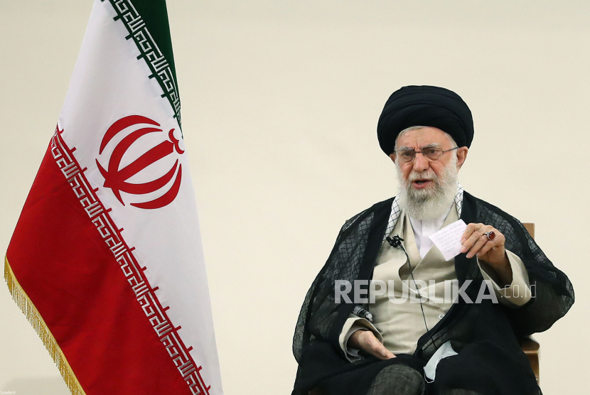 Pemimpin tertinggi Iran, Ayatollah Ali Khamenei, kritik negara Arab normalisasi hubungan dengan Israel 
