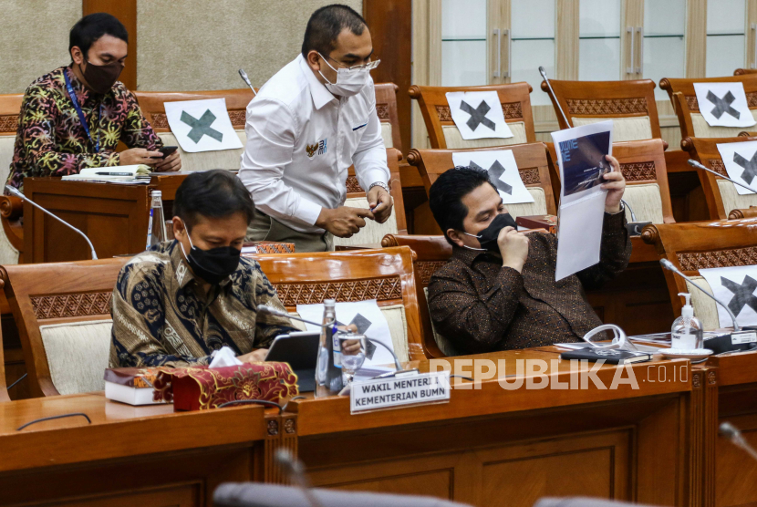 Menteri BUMN Erick Thohir (kanan) bersiap mengikuti rapat kerja dengan Komisi VI DPR di Kompleks Parlemen, Senayan, Jakarta, Senin (14/9/2020). Rapat kerja tersebut membahas tentang penyertaan modal negara tahun 2021. 