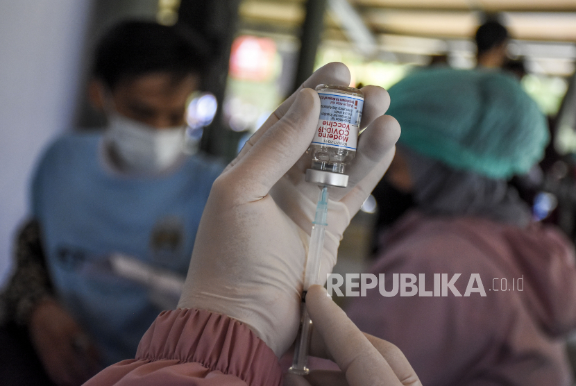 Vaksin Covid-19 Moderna. Pemerintah Kota Bekasi berencana menyiapkan vaksin Covid-19 Moderna dan Pfizer untuk dosis booster bagi guru.