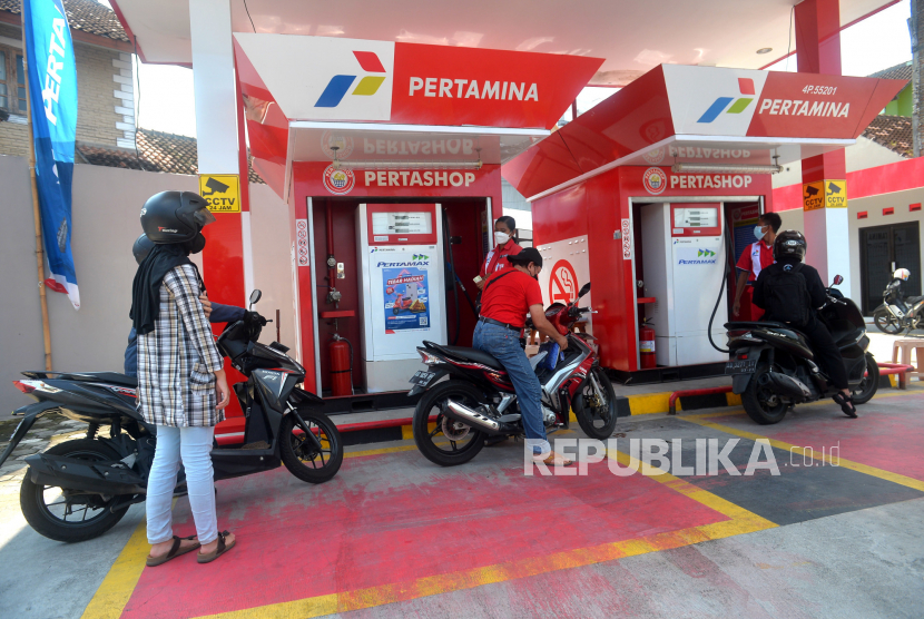 Warga mengisi bahan bakar minyak (BBM) di salah satu Pertashop, Kota Yogyakarta, Selasa (10/5/2022).