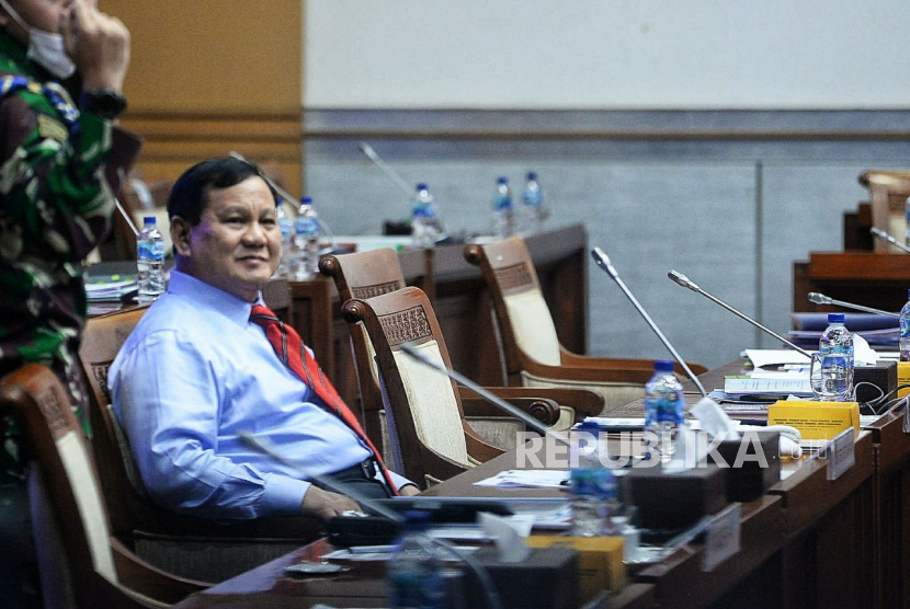 Menteri Pertahanan (Menhan) Prabowo Subianto bersiap mengikuti rapat kerja dengan Komisi I DPR di kompleks Parlemen, Jakarta, Rabu (2/6). Rapat kerja tersebut membahas Rencana Kerja Anggaran (RKA) dan Rencana Kerja Pemerintah (RKP) Kemhan Tahun 2022.Prayogi/Republika