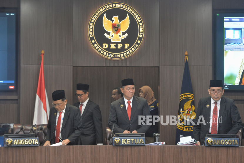 Ketua majelis hakim Heddy Lugito memimpin sidang lanjutan perkara dugaan pelanggaran di ruang sidang Dewan Kehormatan Penyelenggara Pemilu (DKPP), Jakarta, Senin (15/1/2024).