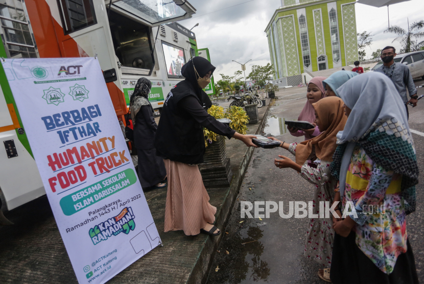 Relawan membagikan makanan gratis kepada warga di halaman Masjid Darussalam, Palangkaraya, Kalimantan Tengah. Saat Nabi Muhammad SAW Ditanya tentang Contoh Islam yang Paling Baik