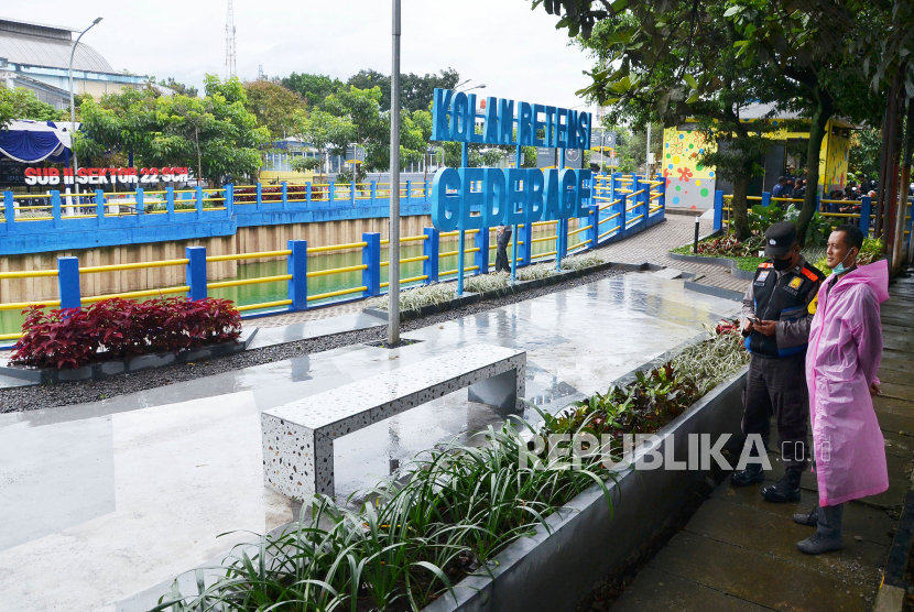 Suasana ruang publik di area Kolam Retensi Gedebage, Jalan Soekarno-Hatta, Kota Bandung, seusai diresmikan Wali Kota Bandung Yana Mulyana, Kamis (2/3/2023). 