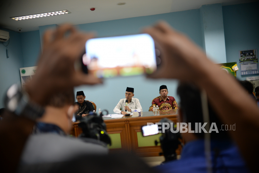 Ketua Komisi Fatwa Majelis Ulama Indonesia (MUI) Asrorun Niam (tengah)  bersama Bendahara Umum MUI Misbahul Ulum (kanan) dan Sekretaris Komisi Fatwa MUI Miftahul Huda (kiri) saat menyampaikan keterangan pers terkait Fatwa MUI terhadap wabah PMK di Gedung MUI Pusat, Jakarta, Selasa (31/5/2022). Majelis Ulama Indonesia (MUI) menyatakan bahwa hewan yang terjangkit wabah penyakit mulut dan kuku (PMK) dengan gejala klinis berat tidak sah untuk dijadikan hewan kurban saat Hari Raya Idul Adha. Sementara untuk hewan yang terjangkit PMK dengan gejala klinis ringan sah untuk dijadikan hewan kurban. Gejala klinis ringan diantaranya lepuh ringan pada bagian celah kuku, tidak nafsu makan, kondisi lesu dan mengeluarkan air liur lebih dari biasanya. Fatwa MUI Bisa Diresmikan Melalui Dua Cara