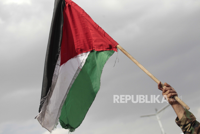 Bendera Palestina dikibarkan (ilustrasi).