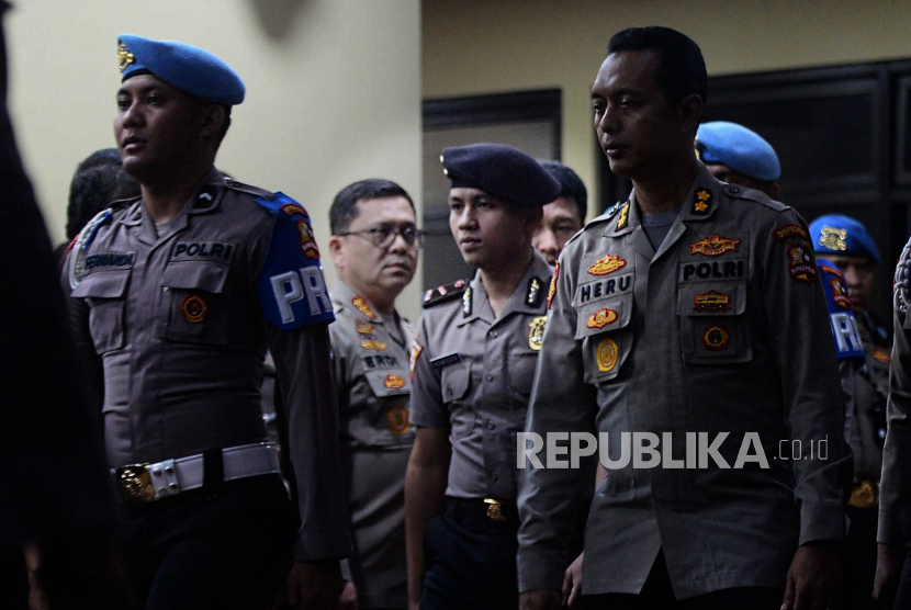 Bharada Richard Eliezer (kedua kanan) berjalan usai menjalani sidang Komisi Kode Etik Polri (KKEP) terkait kasus pembunuhan Brigadir Nofriansyah Yosua Hutabarat di TNCC Mabes Polri, Jakarta, Rabu (22/2/2023). Richard Eliezer saat ini dititipkan untuk ditahan di Rutan Bareskrim Polri oleh LPSK. (ilustrasi)