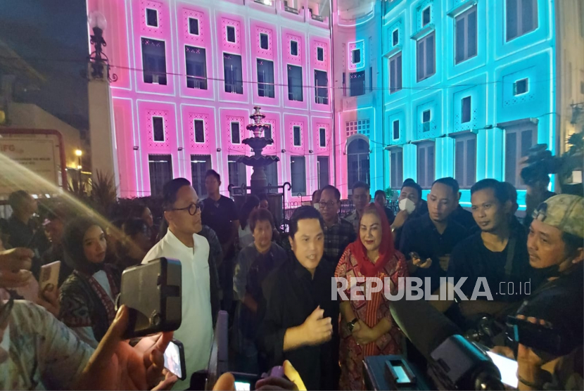 Menteri BUMN, Erick Thohir, memberikan penjelasan kepada wartawan di sela  menghadiri acara Festival Jalanan Kota Lama, yang dilgelar Holding Pariwisata BUMN, InJourney, di kawasan Kota Lama, Semarang, Sabtu (21/1) malam.