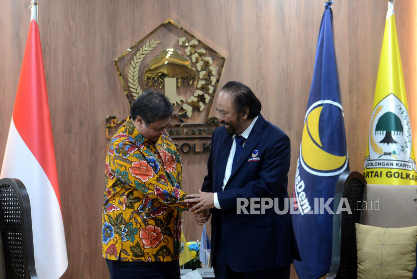 Ketua Umum Partai Golkar Airlangga Hartarto bersama Ketua Umum Partai Nasdem Surya Paloh saat melakukan pertemuan di Kantor DPP Partai Golkar, Jakarta, Rabu (1/2/2023). Pertemuan tersebut sebagai bentuk silahturahmi sekaligus agenda lanjutan dari pertemuan sebelumnya. 