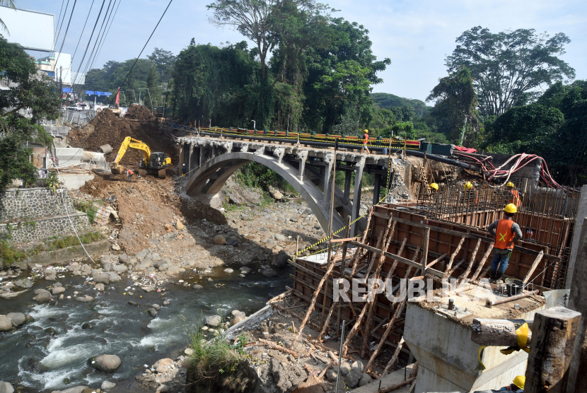 Pembangunan Jembatan Otista di Kota Bogor, Jawa Barat, Jumat (21/7/2023). 