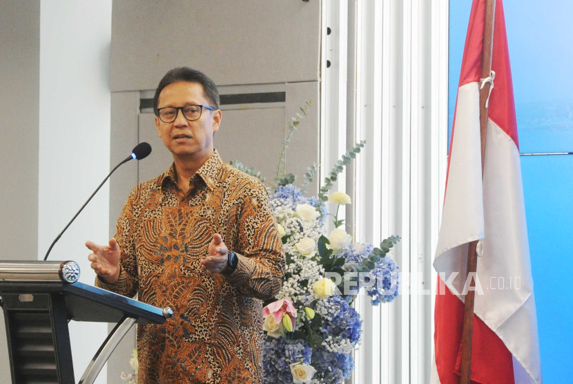 Menteri Kesehatan Republik Indonesia  Budi Gunadi Sadikin berikan sambutan saat membuka Public Forum: Accelerating Healthcare for Indonesia’s Remote Island Communities (Percepatan Pelayanan Kesehatan untuk Masyarakat di Pulau-pulau Terpencil di Indonesia) di Jakarta, Rabu (8/5/2024).