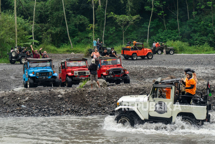Wisatawan menggunakan jasa Jeep Lava Tour Merapi di Sleman, DIY. Kunjungan wisatawan ke Sleman naik 15 persen saat libur panjang kemarin.