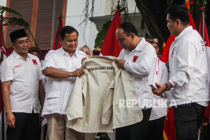 Ketua Umum Partai Gerindra, Prabowo Subianto (kedua kiri) menerima jaket relawan dari Ketua DPP Projo Budi Arie Setiadi (kedua kanan). 3 DPC Projo di DKI memberi alasan tak ikuti keputusan rakernas.