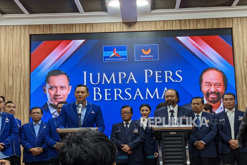 Ketua Umum Partai Demokrat, Agus Harimurti Yudhoyono (AHY) bersama Ketua Umum Partai Nasdem, Surya Paloh usai melakukan pertemuan tertutup di Kantor DPP Partai Demokrat, Jakarta, Rabu (22/2).