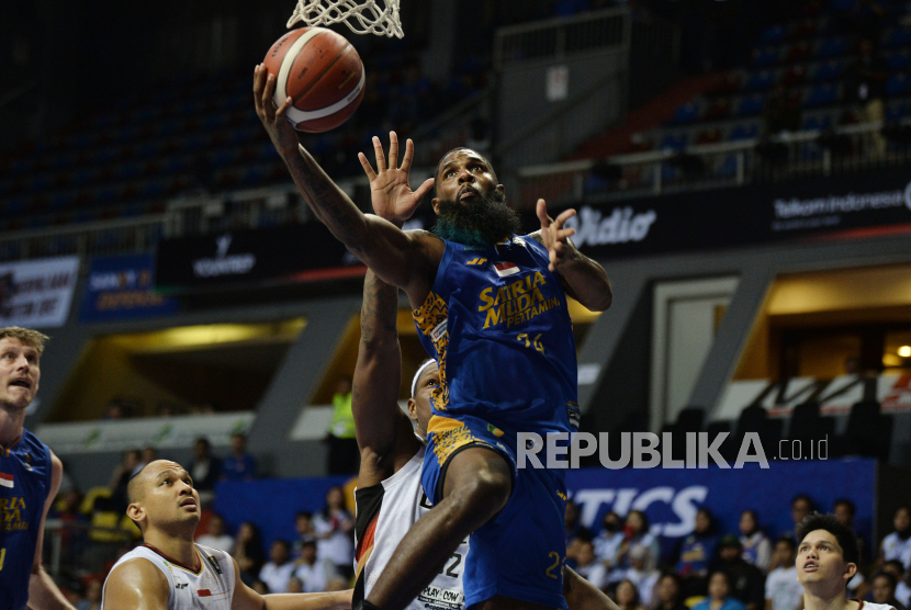 Pebasket Satria Muda Pertamina Jakarta Reynaldo Garcia Zamora berusaha melakukan lay up melewati adangan pebasket Dewa United Banten pada pertandingan pertama semi final playoff Indonesian Basketball League (IBL) 2024 di Britama Arena, Jakarta, Kamis (25/7/2024). Satria Muda Pertamina Jakarta menang dengan skor akhir 89-75.