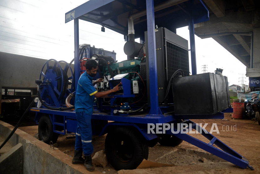 Petugas memeriksa pompa air mobile ilustrasi. Pemerintah Kota Administrasi Jakarta Selatan (Pemkot Jaksel) menyiapkan sejumlah pompa air yakni stasioner, portabel (mobile), dan terowongan (underpass) sebagai antisipasi banjir pada malam Tahun Baru 2023, Sabtu (31/12/2022). 
