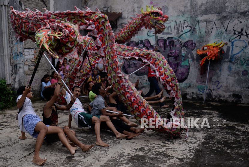 Pemain dari Kesenian Naga Merah Putih saat berlatih di kawasan Babakan Pasar, Kota Bogor. Latihan Liong dan Barongsai yang diikuti oleh warga sekitar tersebut untuk persiapan dalam rangka memeriahkan Tahun Baru Imlek dan Cap Go Meh.