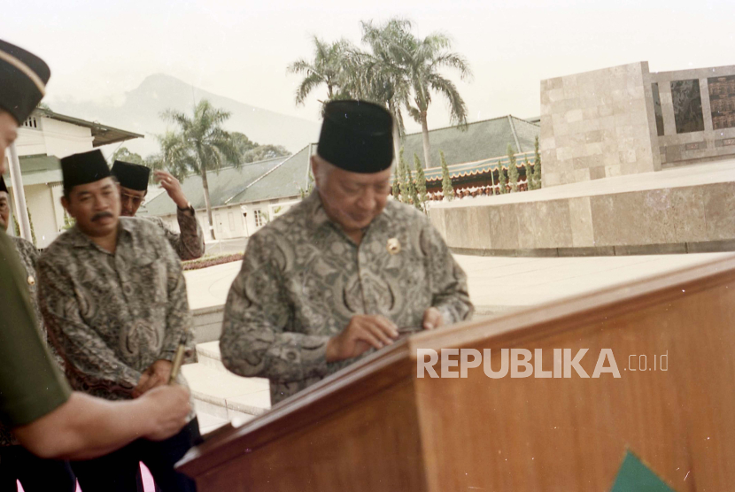 Presiden Soeharto meresmikan Museum Monumen PETA di Bogor (18/12/1995). Soeharto mengeluarkan kebijakan Taperum pada 1993.