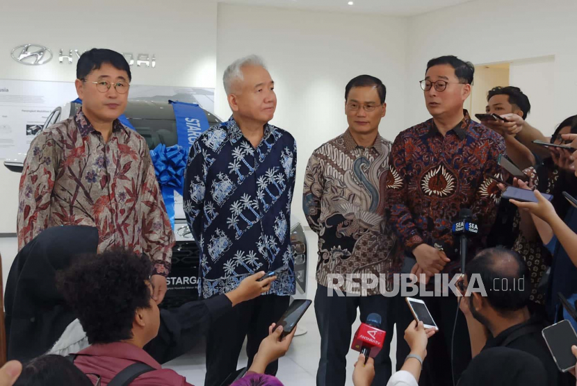 President Director Hyundai Motor Asean Hq, Youngtack Lee (paling kanan) saat memberikan keterangan pers di Pabrik Hyundai Motor Manufacturing Indonesia di Bekasi, Jawa Barat.  