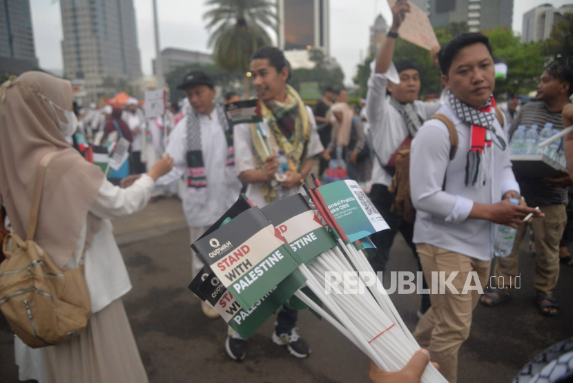 Cuaca berawan di Monumen Nasional (Monas), Jakarta, mewarnai aksi damai 'Bela Palestina', Ahad (5/11/2023).