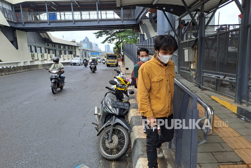 Sejumlah warga melintasi trotoar di kawasan Halte Cikoko yang tersambung dengan Stasiun Cawang, Kecamatan Pancoran, Jakarta Selatan, Selasa (21/2/2023). 