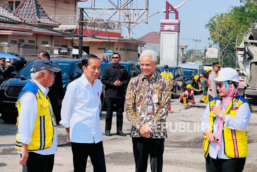 Presiden Joko Widodo saat meninjau rekonstruksi Jalan Raya Surakarta-Gemolong-Purwodadi di Kabupaten Sragen, Provinsi Jawa Tengah pada Ahad (23/7/2023). Tampak mendampingi Jokowi yaitu Menteri Pekerjaan Umum dan Perumahan Rakyat Basuki Hadimuljono, Gubernur Jawa Tengah Ganjar Pranowo, dan Bupati Sragen Kusnidar Untung Yuni Sukowati.