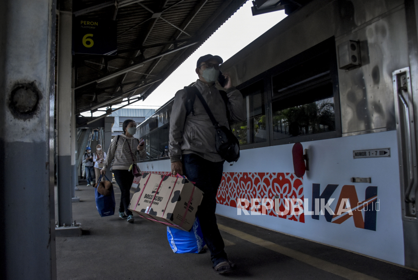 Calon penumpang berjalan menuju kereta api (ilustrasi). PT Kereta Api Indonesia (KAI) Divre 1 Sumut mengerahkan 216 personel pengamanan untuk menjaga keamanan dan kenyamanan penumpang yang mudik Lebaran 2022.
