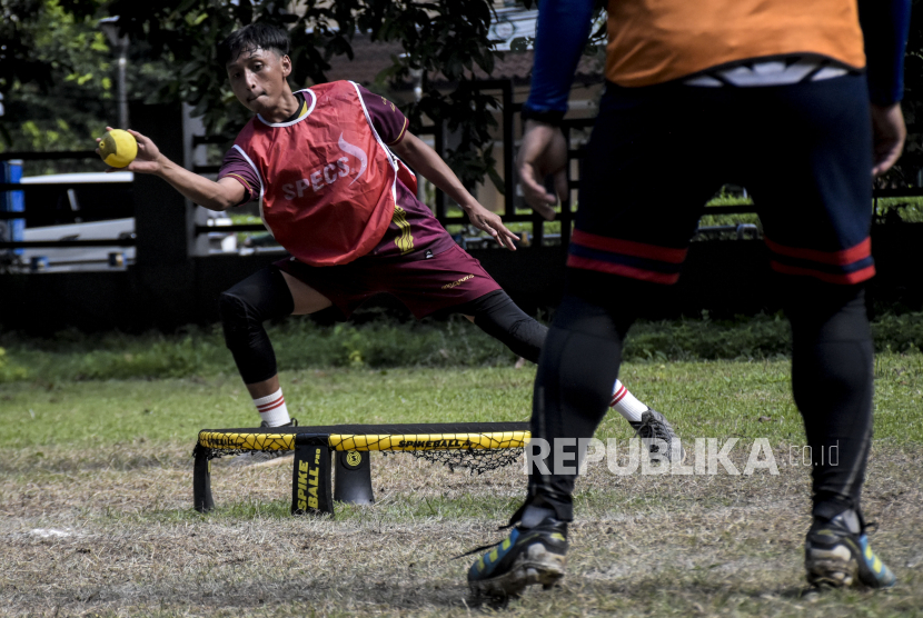Atlet roundnet dari klub Rovers Roundnet Club Hadis Alip mengikuti seleksi nasional tahap kedua di Taman Pramuka, Kota Bandung, beberapa waktu lalu. 