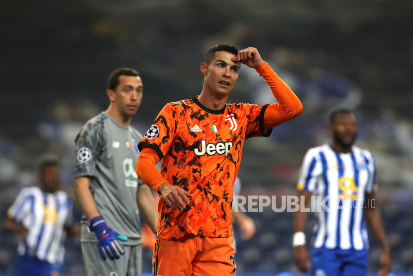 Reaksi Cristiano Ronaldo dari Juventus selama babak 16 besar Liga Champions UEFA, pertandingan sepak bola leg pertama antara FC Porto dan Juventus FC di stadion Dragao di Porto, Portugal, 17 Februari 2021.