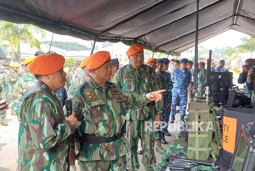 Menteri Pertahanan (Menhan) Prabowo Subianto meninjau alat utama sistem senjata Komando Pasukan Gerak Cepat TNI AU di Markas Lanud Sulaeiman, Kab Bandung, Selasa (14/3/2023).  