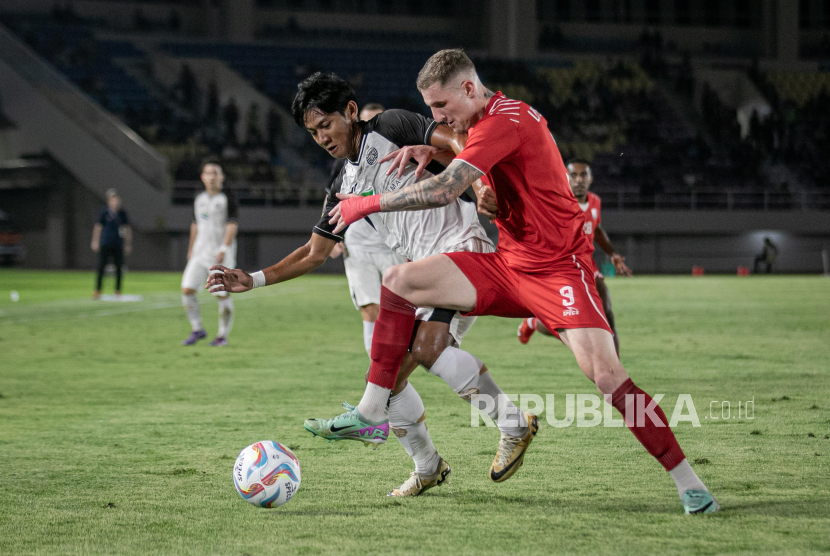 Pesepak bola Borneo FC Samarinda Leonardo Andriel Dos Santos (kanan) berebut bola dengan pesepak bola Persija Jakarta Firza Andika (kiri) pada pertandingan semifinal Piala Presiden 2024 di Stadion Manahan, Solo, Jawa Tengah, Selasa (30/7/2024). Borneo FC Samarinda menang dengan skor 2-1. Gol Borneo dicetak Christophe Nduwarugira di menit ke-44, dan Gavin Kwan menit 96. Satu gol Persija dicetak Firza Andika di menit ke-15. Dengan hasil ini Borneo FC melaju ke final Piala Presiden 2024.