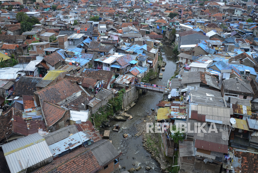 Suasana pemukiman padat di kawasan Tamansari, Kota Bandung, pekan lalu. Pemprov Jawa Barat menganggarkan Rp 500 miliar untuk memperbaiki 31.500 unit Rutilahu (rumah tidak layak huni) di 27 wilayah di Jawa Barat.