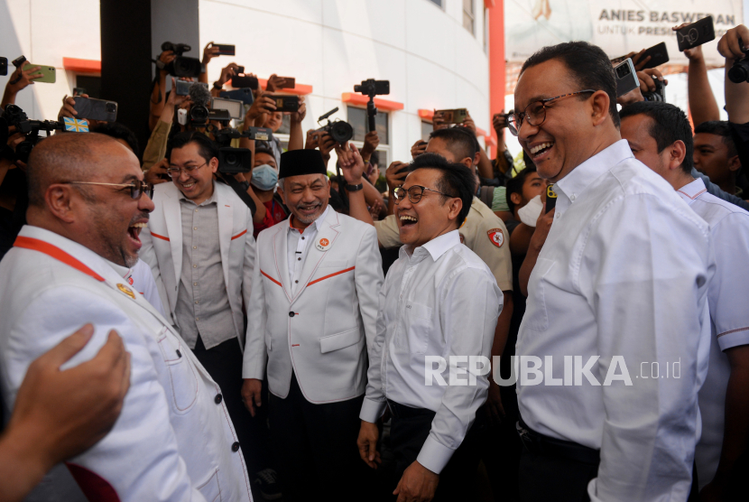 Presiden Partai Keadilan Sejahtera (PKS) Ahmad Syaikhu (tengah) bersama Sekjen PKS Aboe Bakar Al-Habsyi (kiri) menyambut kedatangan Bakal Calon Presiden Anies Baswedan (kanan) dan Bakal Calon Wakil Presiden Muhaimin Iskandar (kedua kanan) di kantor DPP PKS, Jakarta, Selasa (12/9/2023). Kunjungan ini merupakan kunjungan pertama Anies - Cak Imin (AMIN) ke kantor DPP PKS usai dideklarasikan sebagai pasangan capres dan cawapres pada Pilpres 2024. Pertemuan tersebut dilakukan oleh tiga partai Koalisi Perubahan untuk Persatuan (KPP) yang dihadiri sejunlah petinggi partai dari PKS, PKB dan Nasdem untuk membahas tentang kerjasama politik.