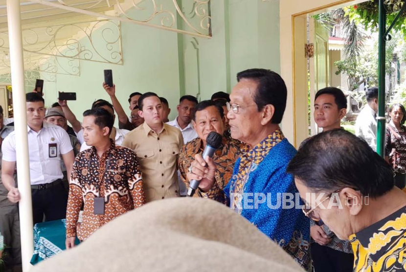 Gubernur DIY Sri Sultan Hamengku Buwono X memberikan keterangan pers, didampingi Prabowo Subianto-Gibran Rakabuming Raka, setelah melakukan pertemuan di Kantor Gubernur DIY, Senin (22/1/2024).
