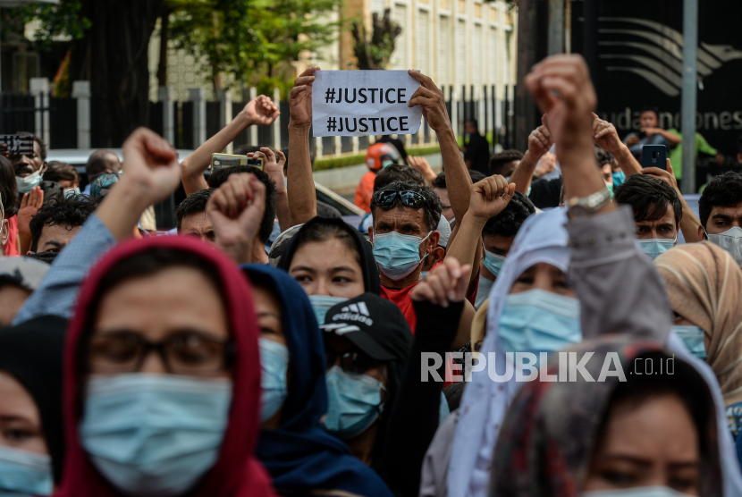 Massa dari Pencari Suaka asal Afghanistan melakukan aksi di depan kantor Komisi Tinggi PBB untuk Pengungsi (UNHCR), Kebon Sirih, Jakarta