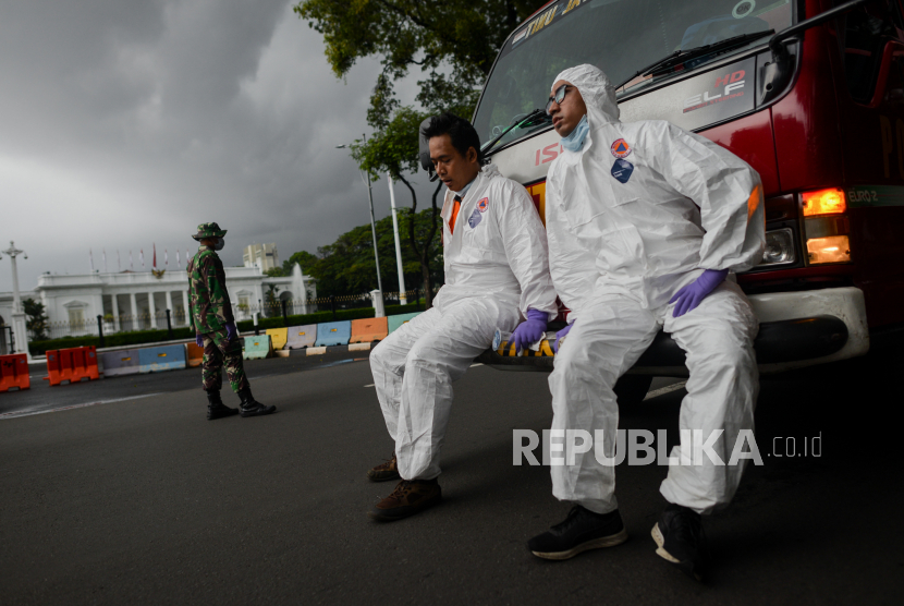 Penyemprotan cairan disinfektan. Pemprov DKI Jakarta mengalokasikan Rp 54 miliar untuk penyemprotan disinfektan.