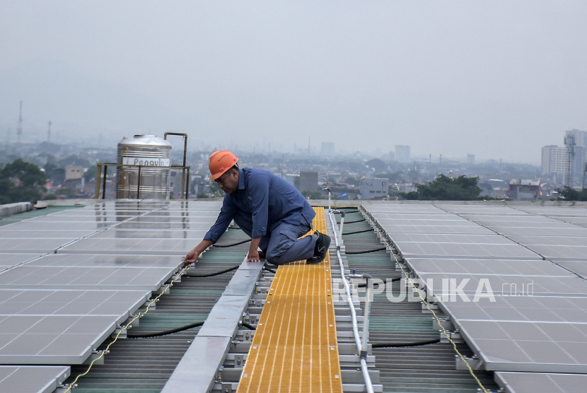 Petugas memeriksa panel surya di atap Trans Studio Mall Bandung, Bandung, Jawa Barat, Selasa (28/11/2023). Trans Studio Mall bersama Xurya memasang Pembangkit Listrik Tenaga Surya (PLTS) Atap yang dapat menghasilkan energi bersih sebanyak 1,5 juta kWh per tahun. Energi tersebut setara dengan penekanan emisi karbon sebesar 1,4 juta kilogram per tahun. PLTS Atap itu mampu memenuhi sekitar 11 persen kebutuhan listrik di mal tersebut.