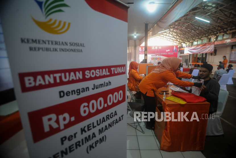 Petugas memberikan Bantuan Sosial Tunai (BST) pada Keluarga Penerima Manfaat (KPM) di Kantor Pos Cimahi, Jawa Barat (ilustrasi)