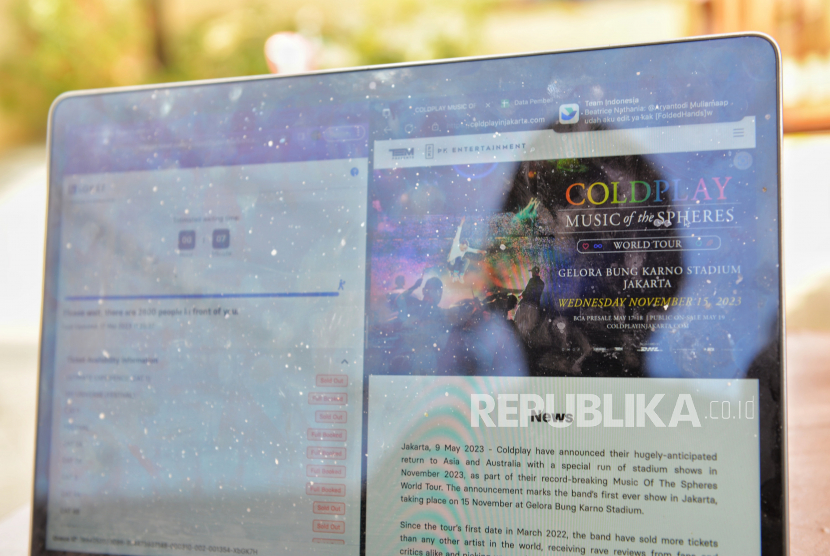 Warga mencoba membeli tiket konser Coldplay secara online di Jakarta, Rabu (17/5/2023). Grup musik rock asal Inggris tersebut akan menggelar tour bertajuk Coldplay Music of The Spheres World Tour Jakarta. Konser tersebut rencananya akan digelar di Stadion Utama Gelora Bung Karno (SUGBK) pada 15 November 2023 mendatang. Sementara untuk penjualan tiket mulai dibuka secara online hari ini Rabu (17/5) hingga Jumat (19/5).