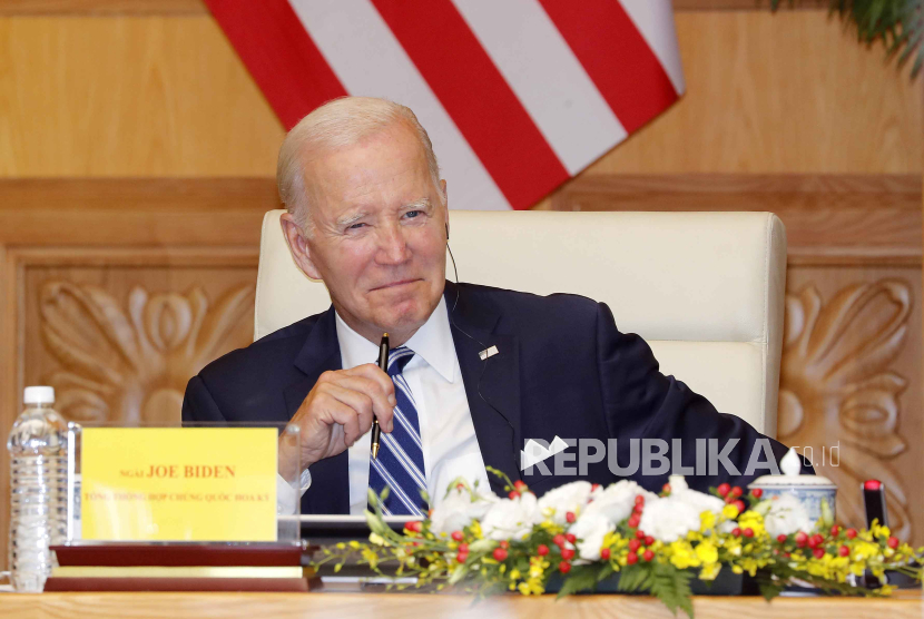 Presiden Amerika Serikat (AS) Joe Biden melakukan perbincangan singkat dengan Presiden Joko Widodo (Jokowi) di sela-sela perhelatan KTT G20 yang berlangsung di New Delhi, India, akhir pekan lalu