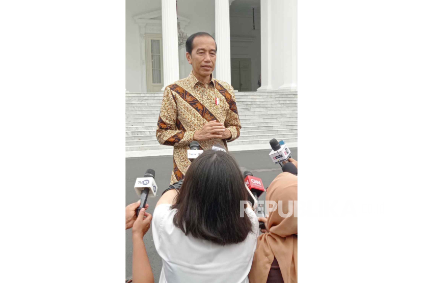 Presiden Jokowi saat memberikan keterangan pers di halaman Istana Merdeka, Jakarta, Senin (4/12/2023).