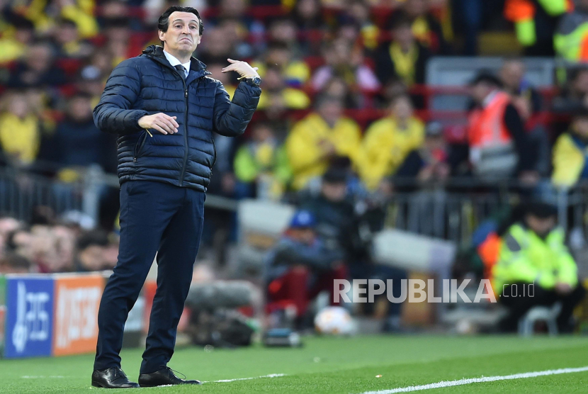 Reaksi pelatih kepala Villarreal Unai Emery selama pertandingan sepak bola leg pertama semifinal Liga Champions UEFA antara Liverpool FC dan Villarreal CF di Liverpool, Inggris, 27 April 2022.