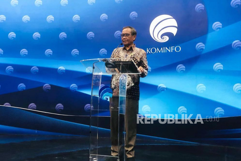 Plt Menkominfo Mahfud MD saat memberikan keterangan ke awak media di Jakarta, Jumat (26/5/2023). 