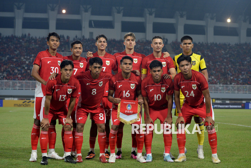 Pesepak bola Timnas Indonesia U-22 saat bertanding melawan Timnas Mali U-22 pada laga uji coba FIFA Match Day di Stadion Pakansari, Kabupaten Bogor, Jawa Barat, Sabtu (15/11/2025).