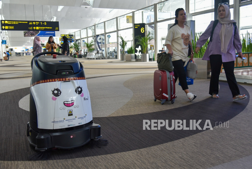 Robot pintar Butet membersihkan lantai di Bandara Internasional Kualanamu, Deli Serdang, Sumatera Utara yang dikelola oleh PT Angkasa Pura II (AP II) pada Jumat (1/9/2023). 